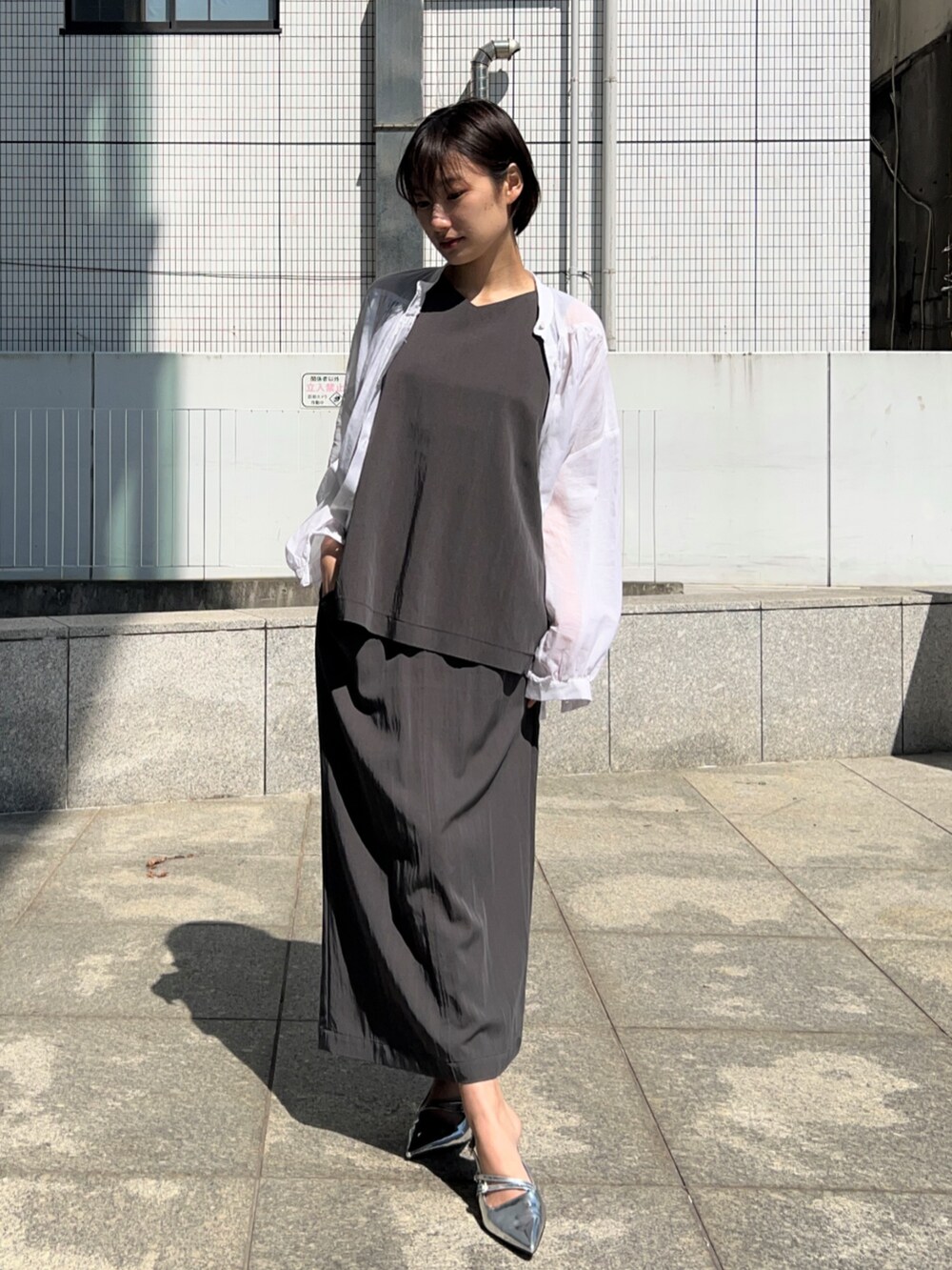 ホワイト系のシャツ/ブラウス、グレー系のシャツ/ブラウス、グレー系のスカートを着用したレディースの春コーディネートの4枚目の写真