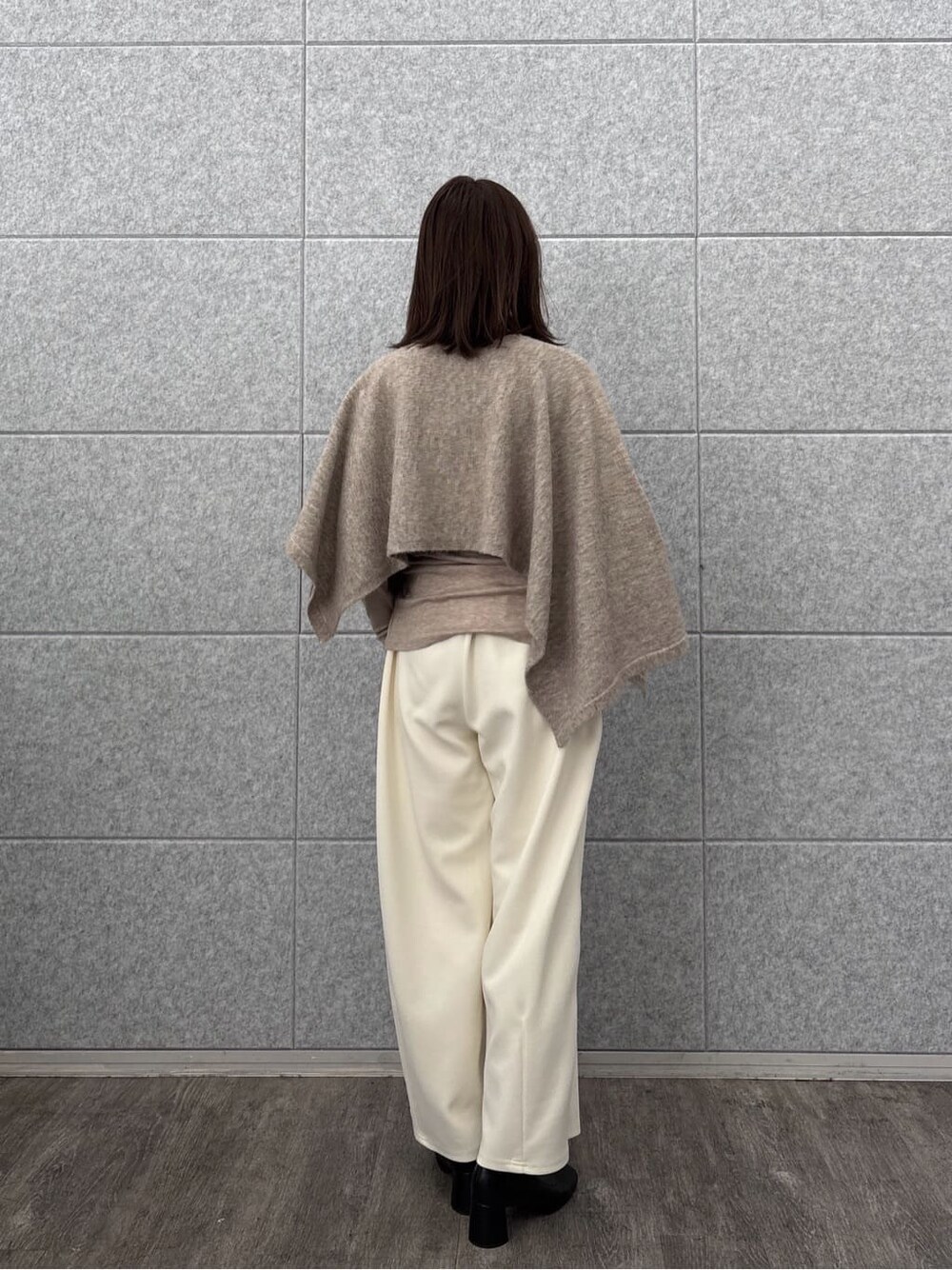 ベージュ系のニット/セーター、ベージュ系のTシャツ/カットソー、ホワイト系のその他パンツを着用したレディースの秋コーディネートの4枚目の写真