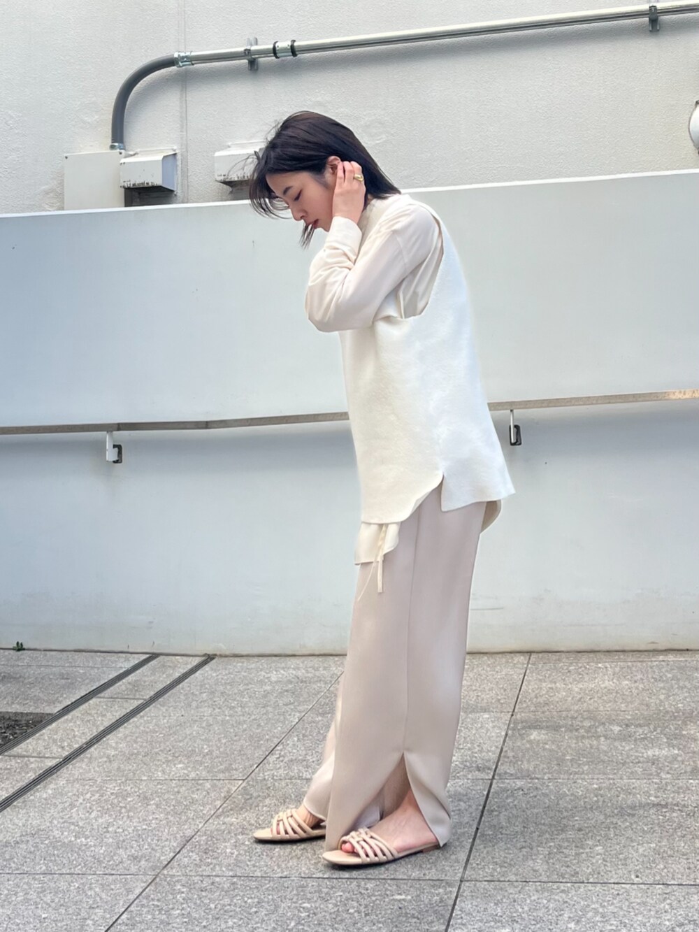 ホワイト系のベスト、ホワイト系のシャツ/ブラウス、ベージュ系のその他パンツを着用したレディースの春コーディネートの4枚目の写真