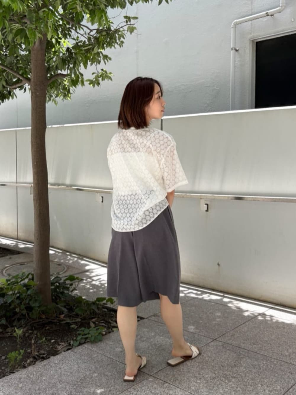 「半袖シャツ、シアートップス、ショートパンツ、休日スタイル、お出かけコーデ、サンダル、夏コーデ、オトナカワイイ、おでかけコーデ、楽チンコーデ、おでかけ服、きれいめコーディネート、レース、シアーシャツ、キレイめ」｜「cloencの【セットアップ／手洗い可】リネンブレンドハーフパンツ（その他パンツ、グレー系）」を使った、cloencさん（レディース・158cm）の夏コーディネートの2枚目の写真