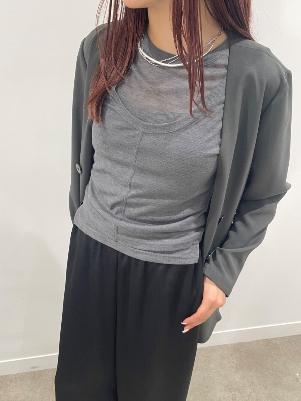 グレー系のその他トップス、ブラック系のその他パンツ、グレー系のノーカラージャケットを着用したレディースの春コーディネートの6枚目の写真