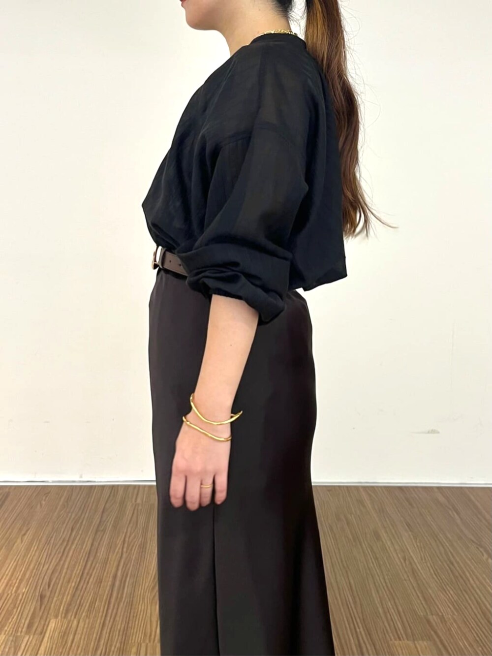 ブラック系のシャツ/ブラウス、グレー系のスカートを着用したレディースの秋コーディネートの7枚目の写真