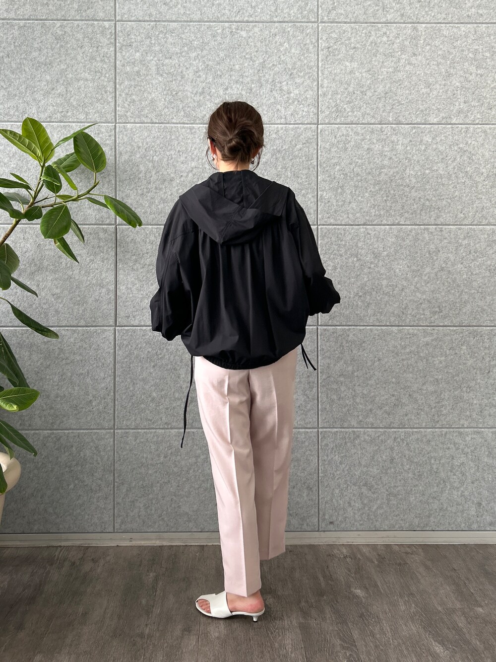 ブラック系のブルゾン、ホワイト系のTシャツ/カットソーを着用したレディースの春コーディネートの6枚目の写真