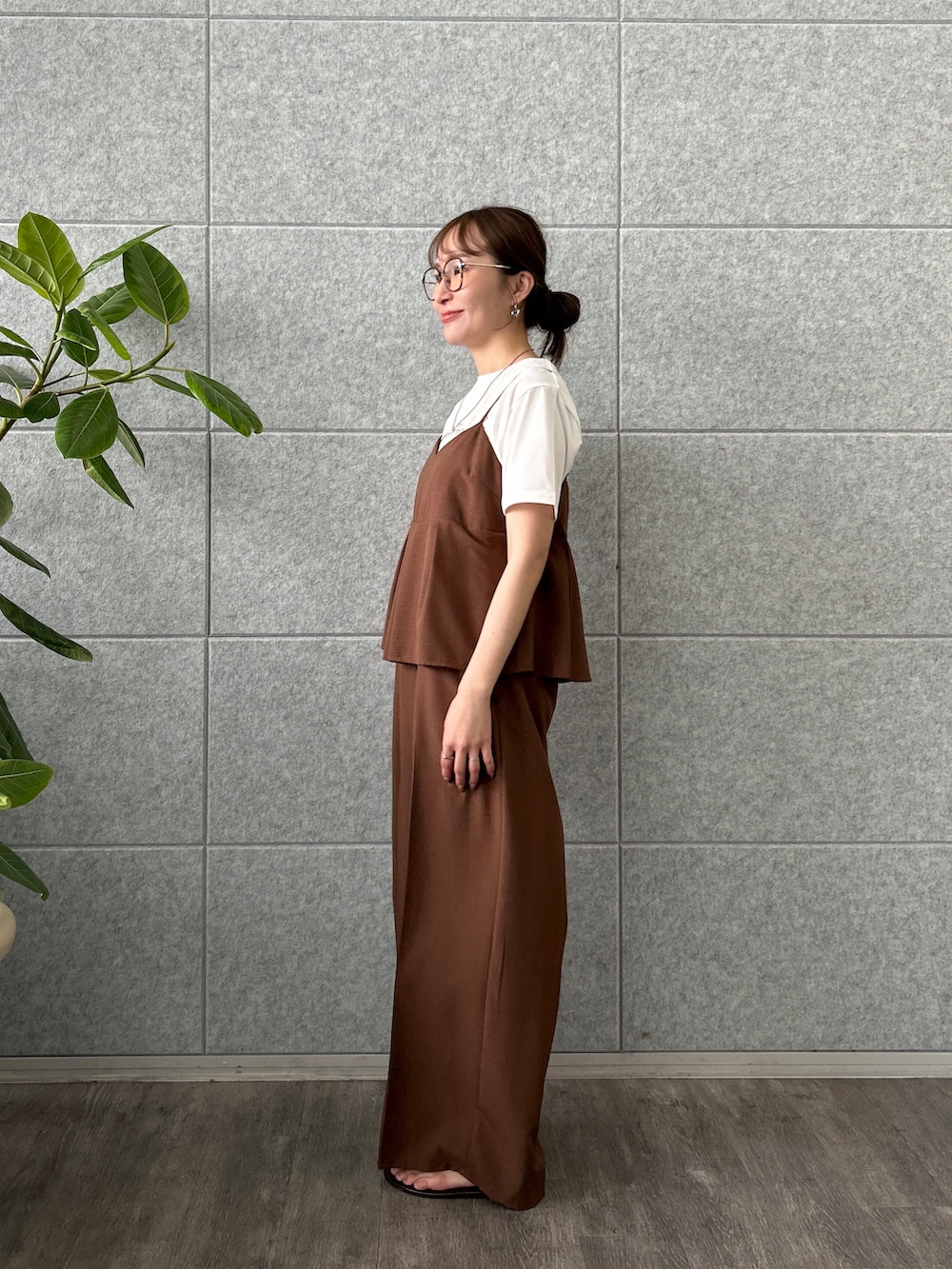 ブラウン系のサロペット/オーバーオール、ホワイト系のTシャツ/カットソーを着用したレディースの春コーディネートの4枚目の写真