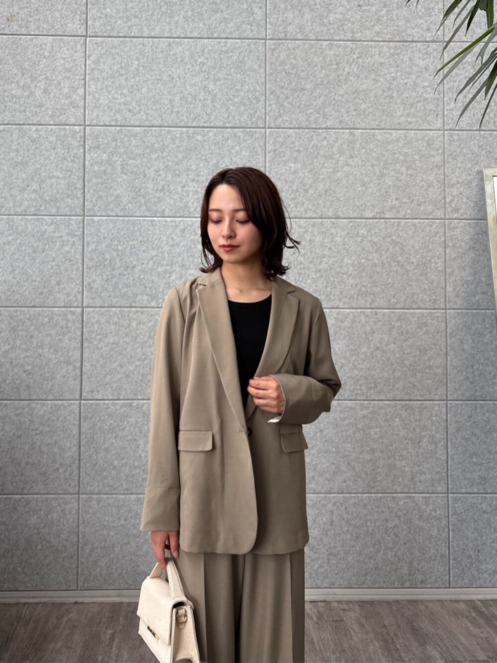 グリーン系のテーラードジャケット、ブラック系のTシャツ/カットソー、グリーン系のその他パンツを着用したレディースの秋コーディネートの6枚目の写真