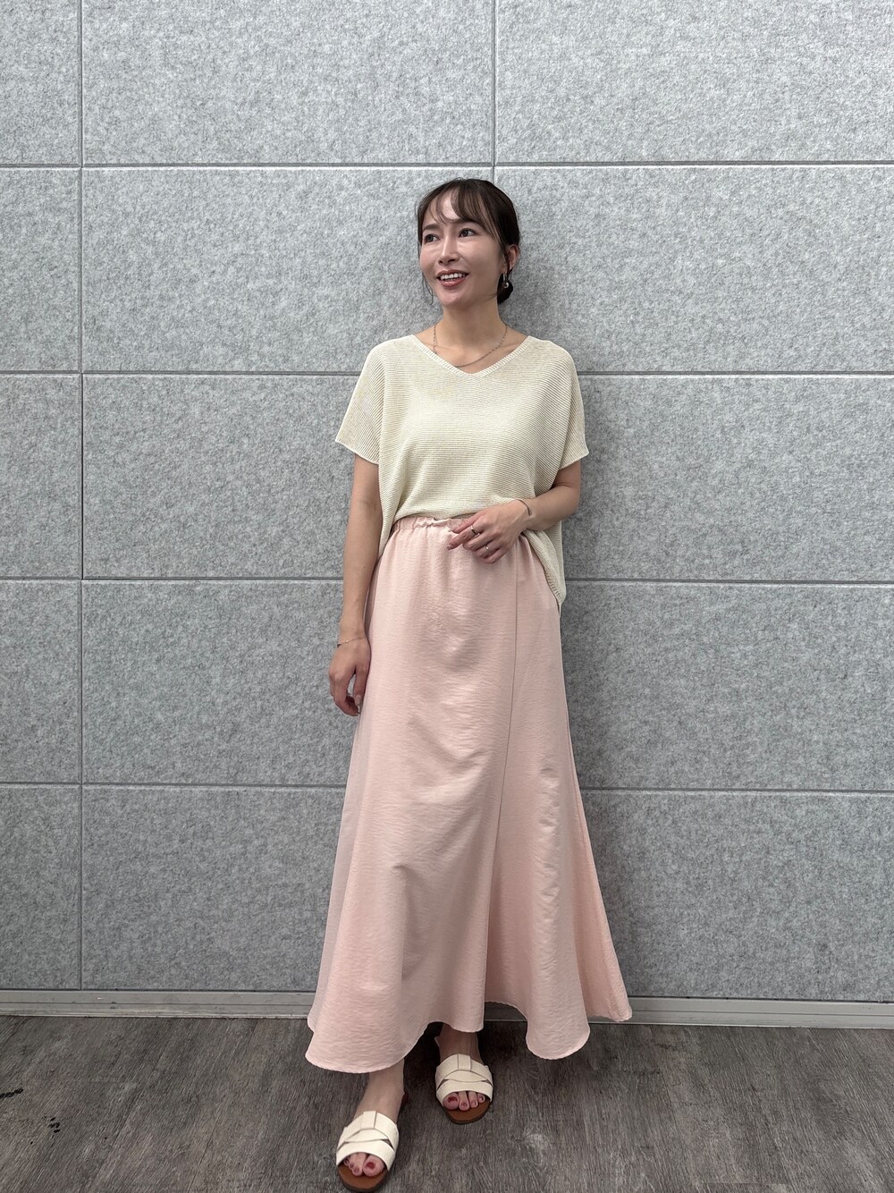 ベージュ系のニット/セーターを着用したレディースの夏コーディネートの5枚目の写真