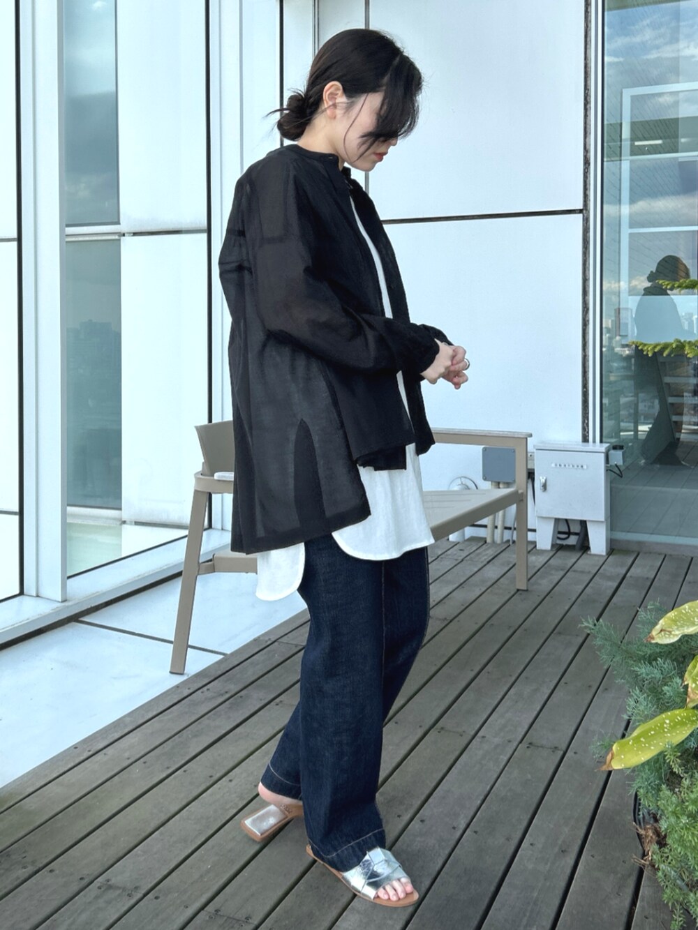 ブルー系のデニムパンツ、ホワイト系のTシャツ/カットソー、ブラック系のシャツ/ブラウスを着用したレディースの春コーディネートの5枚目の写真