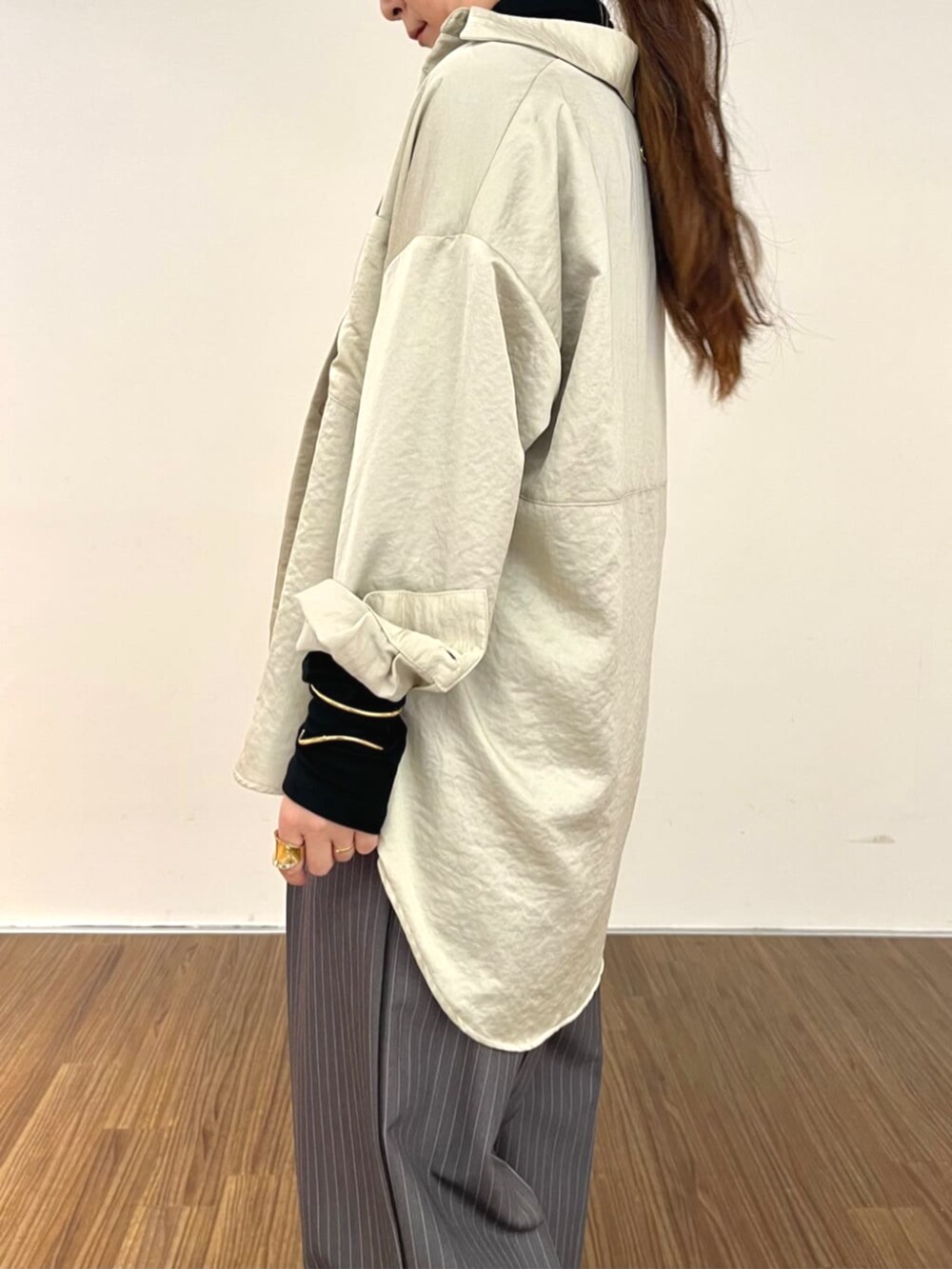 ベージュ系のシャツ/ブラウス、ブラック系のTシャツ/カットソー、グレー系のその他パンツを着用したレディースの秋コーディネートの6枚目の写真