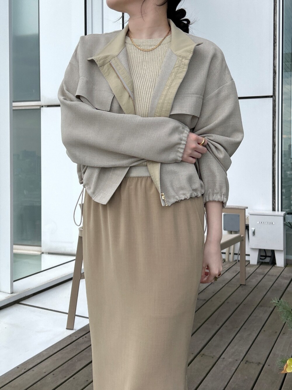 「大人カジュアル、休日スタイル、きれいめカジュアル、春夏コーデ、淡色コーデ、韓国ファッション、シンプルスタイル、大人かわいい、大人コーデ、お仕事コーデ、春アウター、ベージュ、ワントーンコーデ、ラメ、お出かけコーデ」｜「cloencの【手洗い可】メッシュシアーブルゾン（ブルゾン、グリーン系）」を使った、cloencさん（レディース・157cm）の春コーディネートの6枚目の写真
