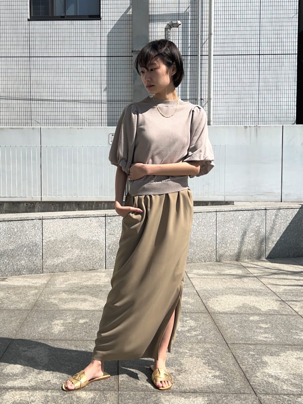 「春色、オトナカジュアル、シンプルスタイル、大人女子、春、淡色コーデ、大人コーデ、お出かけコーデ、ラクチンコーデ、ニット、休日スタイル、オフィスカジュアル、ワントーンコーデ」｜「cloencの【セットアップ／通勤】スリットIラインスカート（スカート、ベージュ系）」を使った、cloencさん（レディース・158cm）の春コーディネートの2枚目の写真