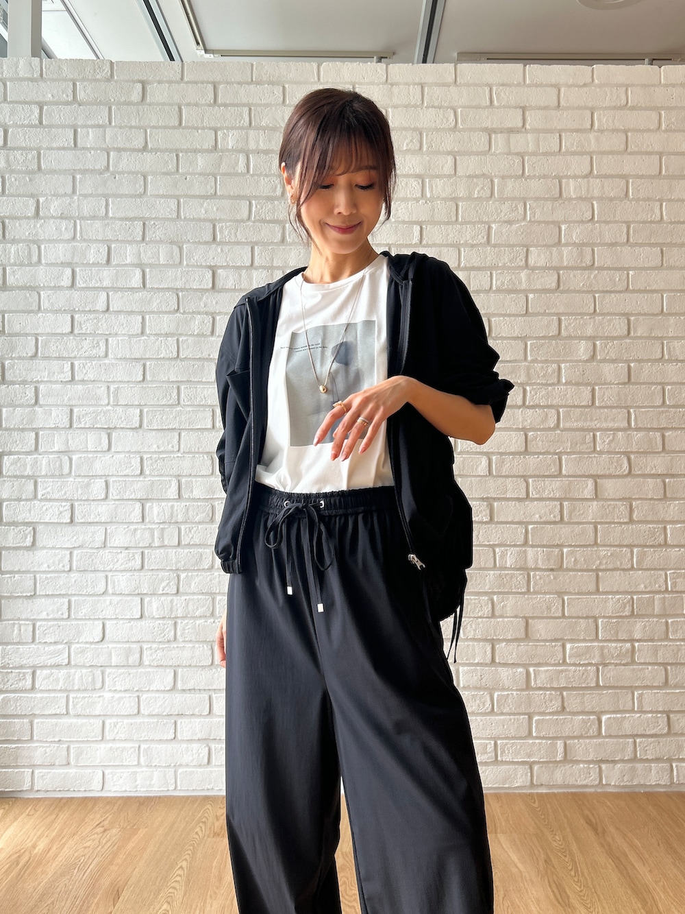 ブラック系のブルゾン、ブラック系のその他パンツを着用したレディースの夏コーディネートの7枚目の写真