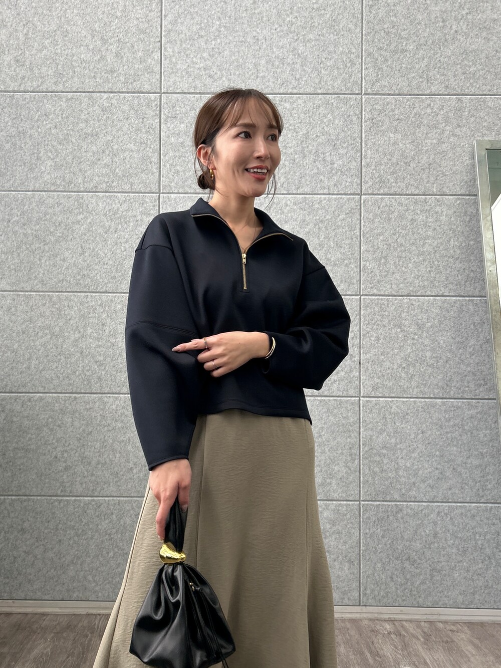 ブルー系のTシャツ/カットソー、グリーン系のスカートを着用したレディースの秋コーディネートの7枚目の写真