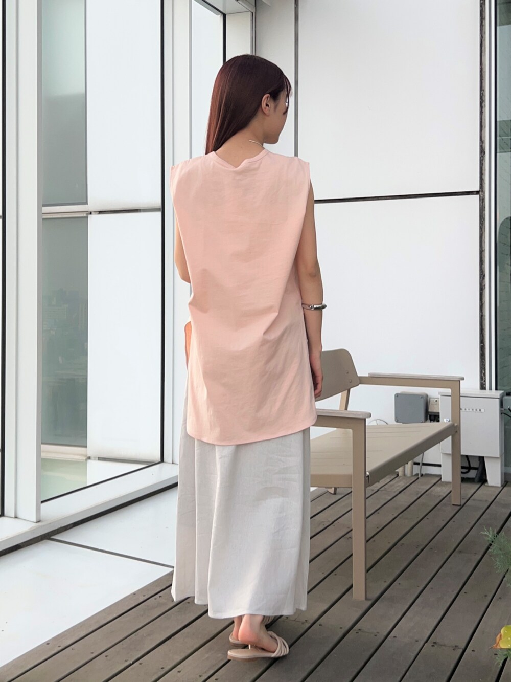 ピンク系のTシャツ/カットソー、ホワイト系のスカートを着用したレディースの春コーディネートの4枚目の写真