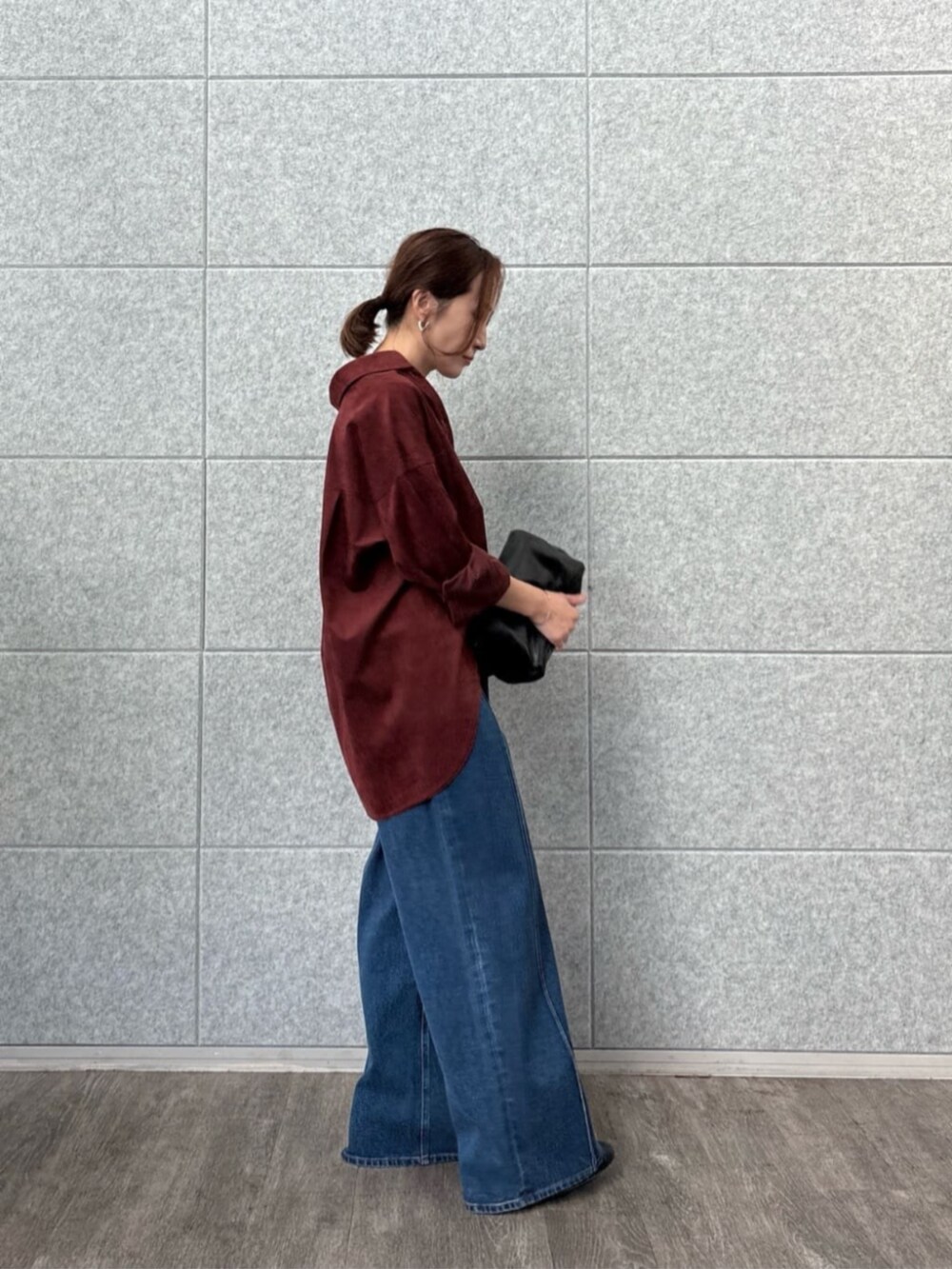 ブルー系のデニムパンツ、レッド系のシャツ/ブラウスを着用したレディースの秋コーディネートの4枚目の写真