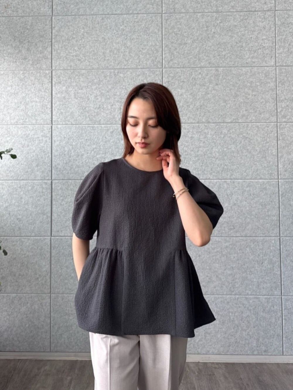 グレー系のシャツ/ブラウス、グレー系のその他パンツを着用したレディースの夏コーディネートの4枚目の写真