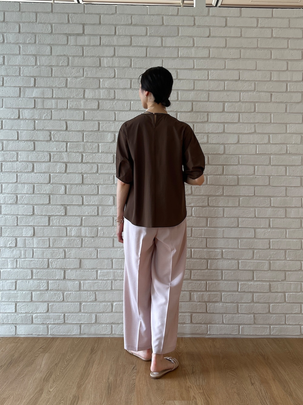ピンク系のその他パンツ、ブルー系のワンピース、ブラウン系のシャツ/ブラウスを着用したレディースの春コーディネートの4枚目の写真