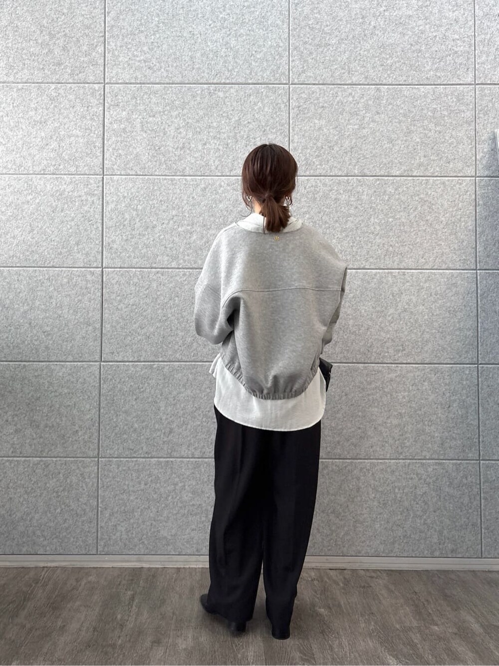 グレー系のブルゾン、ブルー系のシャツ/ブラウス、ブラック系のその他パンツを着用したレディースの秋コーディネートの5枚目の写真