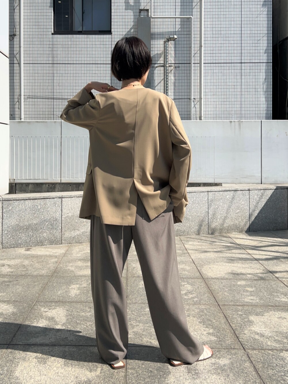「ジャケット、レイヤードスタイル、トートバッグ、オトナカジュアル、きれいめコーデ、大人女子、春、大人コーデ、ゆるシルエット、淡色コーデ、春カラー、パンツスタイル、オフィスカジュアル、オフィススタイル」｜「cloencの【セットアップ／通勤】ノーカラージャケット（ノーカラージャケット、ベージュ系）」を使った、cloencさん（レディース・158cm）の春コーディネートの5枚目の写真