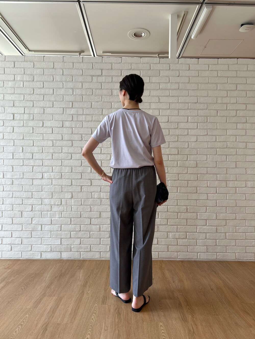 グレー系のその他パンツを着用したレディースの春コーディネートの3枚目の写真