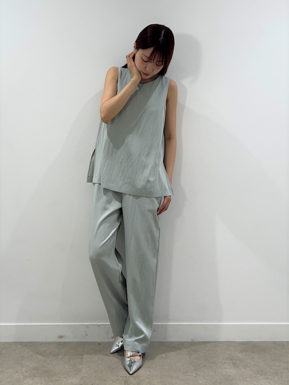 グリーン系のその他パンツ、グリーン系のシャツ/ブラウス、ホワイト系のカーディガン/ボレロを着用したレディースの春コーディネートの3枚目の写真