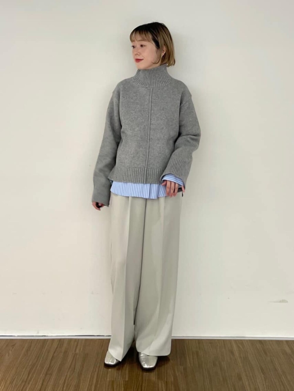 ベージュ系のその他パンツ、グレー系のニット/セーター、ブルー系のシャツ/ブラウスを着用したレディースの秋コーディネートの3枚目の写真