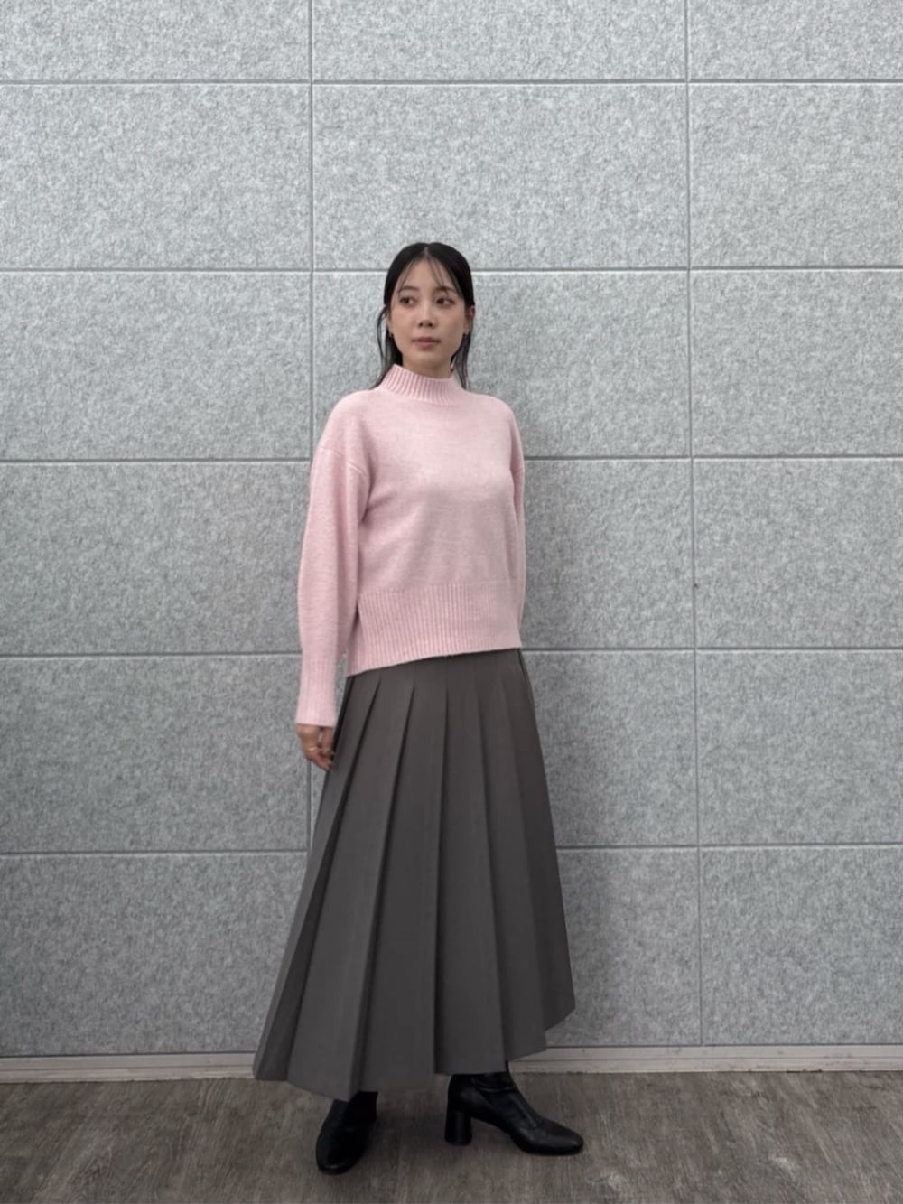 グレー系のスカート、ピンク系のニット/セーターを着用したレディースの秋コーディネートの7枚目の写真