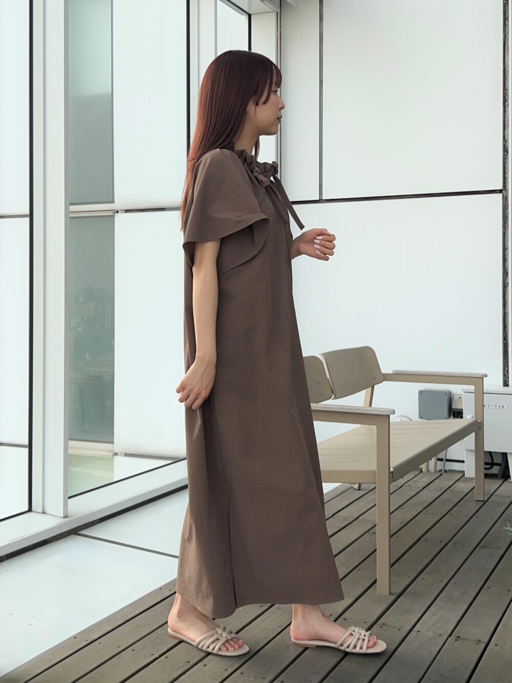 イエロー系のワンピースを着用したレディースの春コーディネートの4枚目の写真