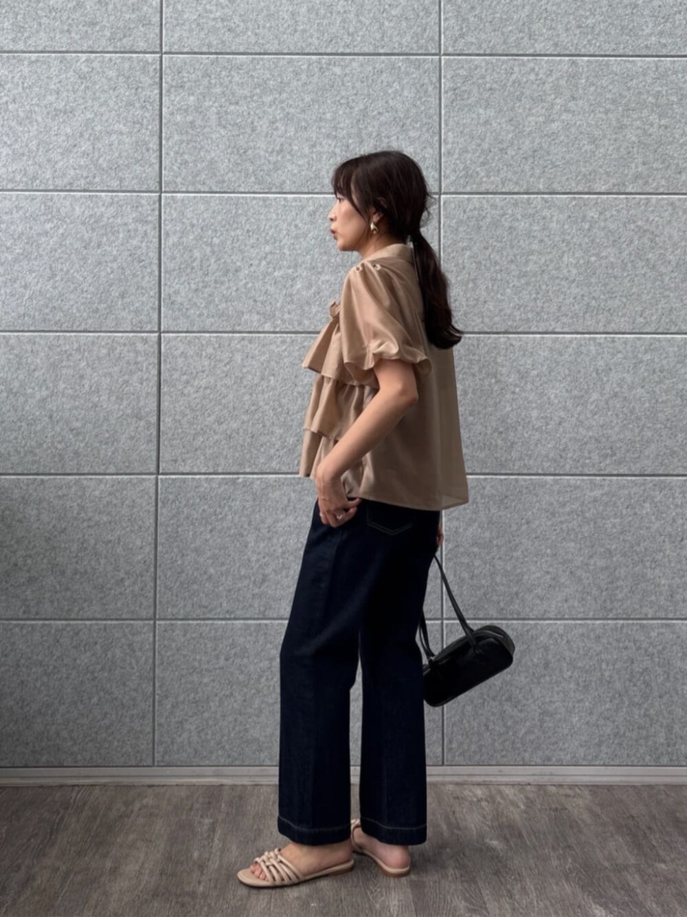 ブルー系のデニムパンツ、ブラウン系のシャツ/ブラウスを着用したレディースの夏コーディネートの4枚目の写真