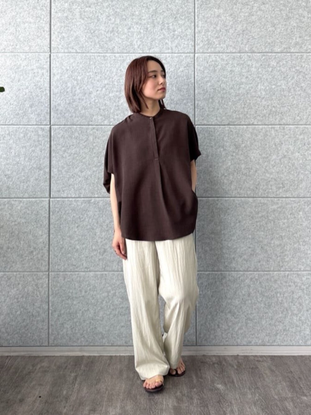 ベージュ系のその他パンツ、ブラウン系のシャツ/ブラウスを着用したレディースの夏コーディネートの3枚目の写真
