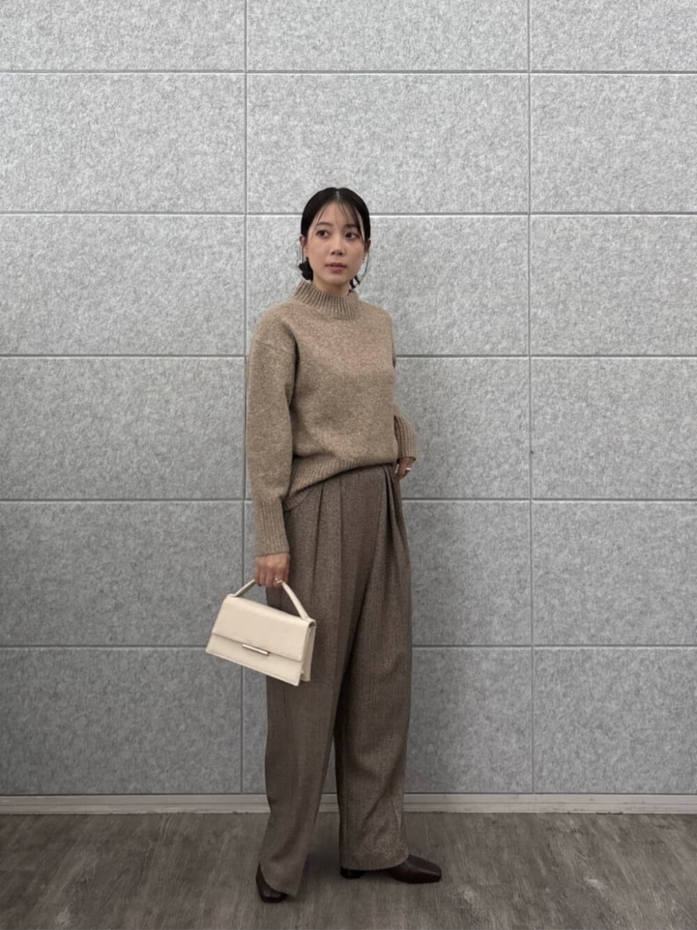 ブラウン系のその他パンツ、ベージュ系のニット/セーターを着用したレディースの秋コーディネートの3枚目の写真