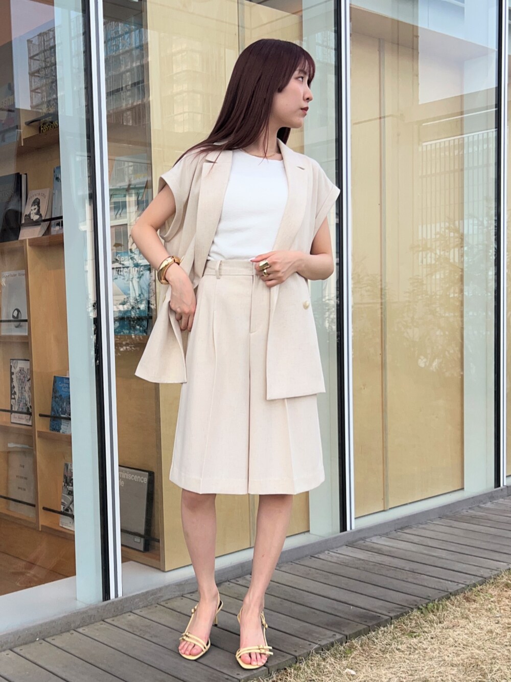 ホワイト系のタンクトップ、ホワイト系のその他パンツ、ホワイト系のテーラードジャケットを着用したレディースの春コーディネートの2枚目の写真