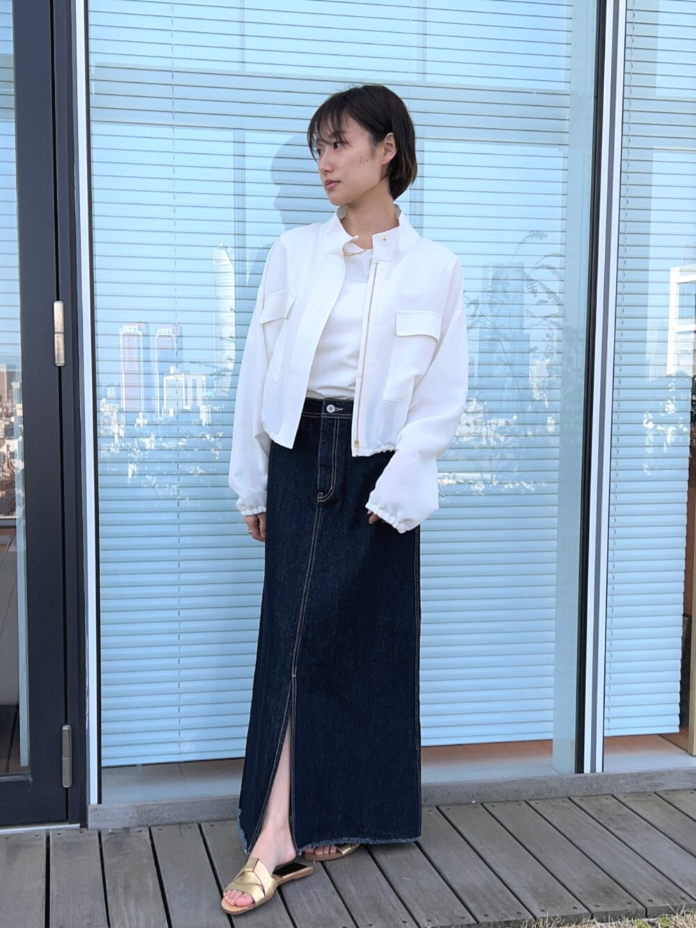 「ジャケット、春色、レイヤードスタイル、オトナカジュアル、シンプルスタイル、大人女子、大人コーデ、大人可愛い、スカートコーデ、ラクチンコーデ、デニム、ホワイトコーデ、春アウター」｜「cloencのコットンデニムスカート（デニムスカート、ブルー系）」を使った、cloencさん（レディース・158cm）の春コーディネートの2枚目の写真