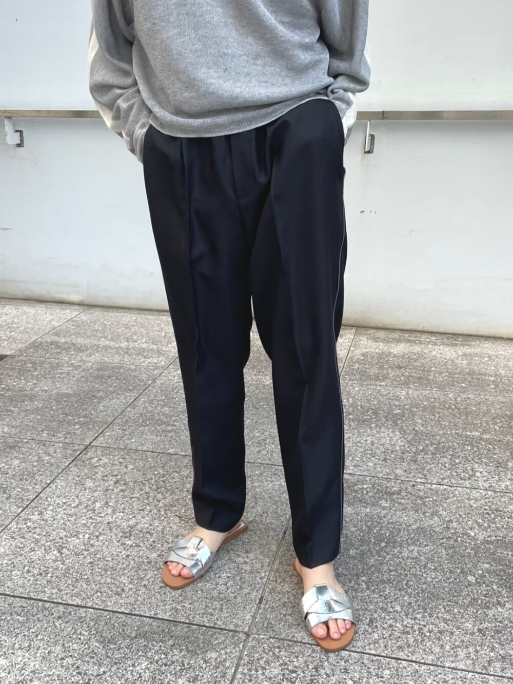 ブラック系のその他パンツ、グレー系のニット/セーターを着用したレディースの春コーディネートの6枚目の写真