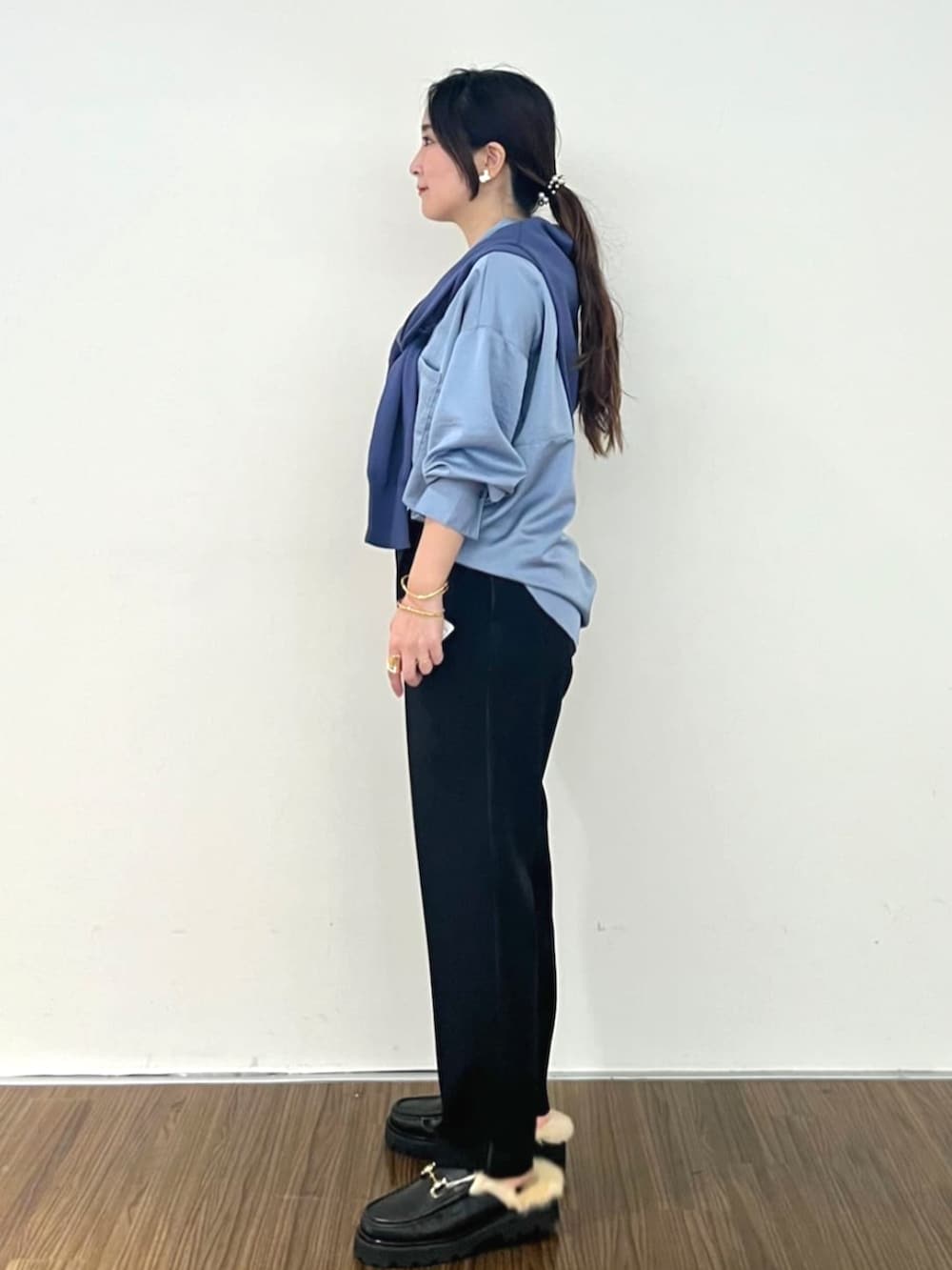 ブルー系のカーディガン/ボレロ、ブルー系のシャツ/ブラウス、ブラック系のその他パンツを着用したレディースの秋コーディネートの3枚目の写真