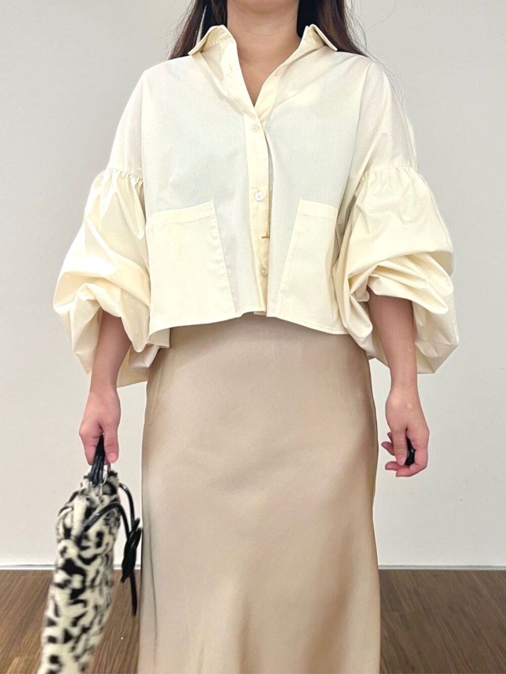 ベージュ系のスカート、ホワイト系のシャツ/ブラウスを着用したレディースの秋コーディネートの4枚目の写真