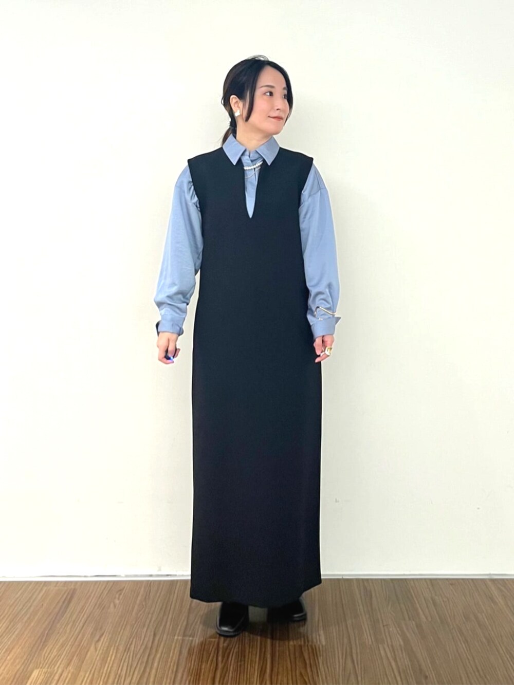 ブラック系のワンピース、ブルー系のシャツ/ブラウスを着用したレディースの秋コーディネートの2枚目の写真