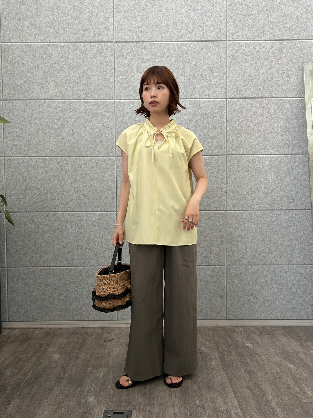 イエロー系のシャツ/ブラウス、グリーン系のその他パンツを着用したレディースの夏コーディネートの2枚目の写真