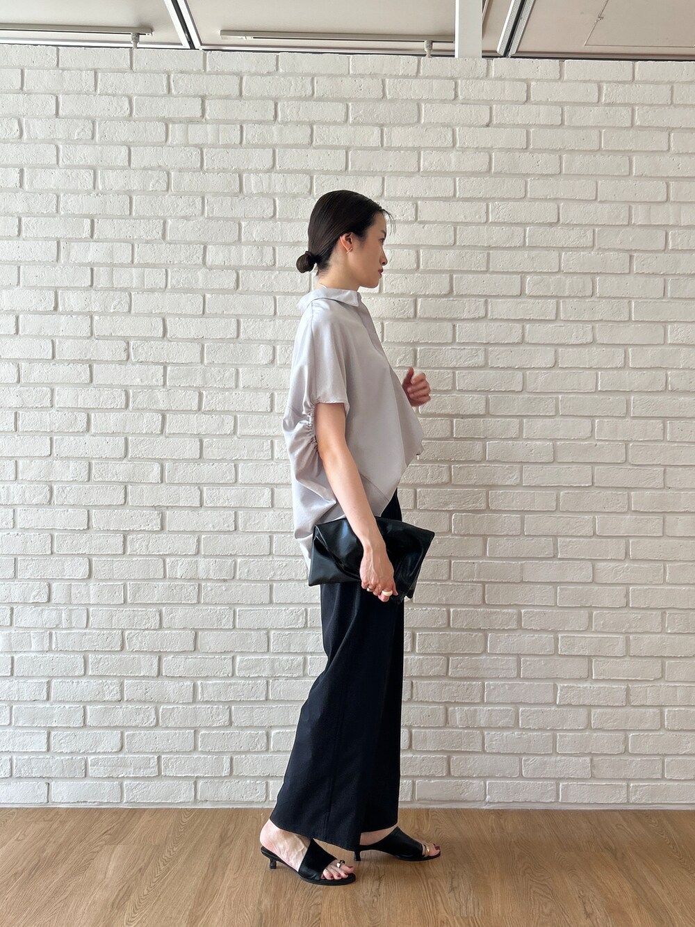 グレー系のシャツ/ブラウス、ブラック系のその他パンツを着用したレディースの春コーディネートの2枚目の写真