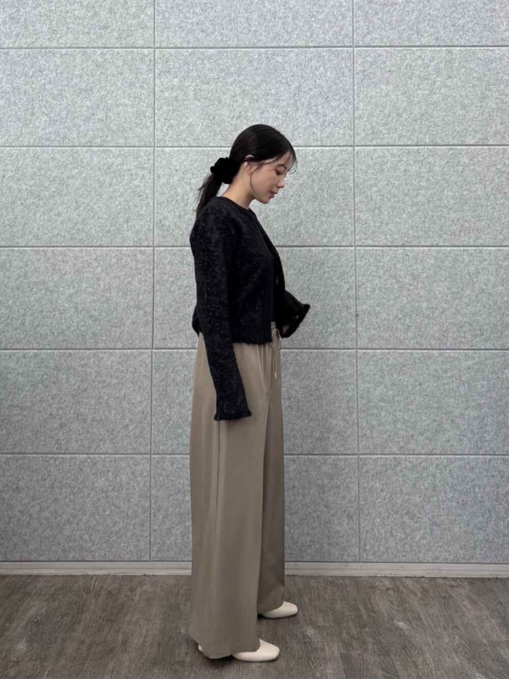 グリーン系のその他パンツ、ブラック系のTシャツ/カットソー、ブラック系のカーディガン/ボレロを着用したレディースの秋コーディネートの2枚目の写真