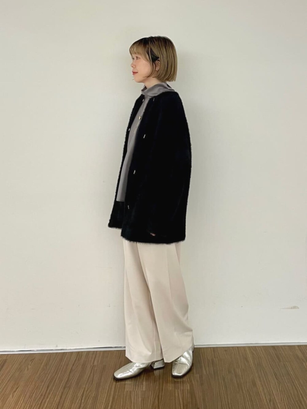 ブラック系のカーディガン/ボレロ、ベージュ系のその他パンツ、グレー系のシャツ/ブラウスを着用したレディースの秋コーディネートの4枚目の写真