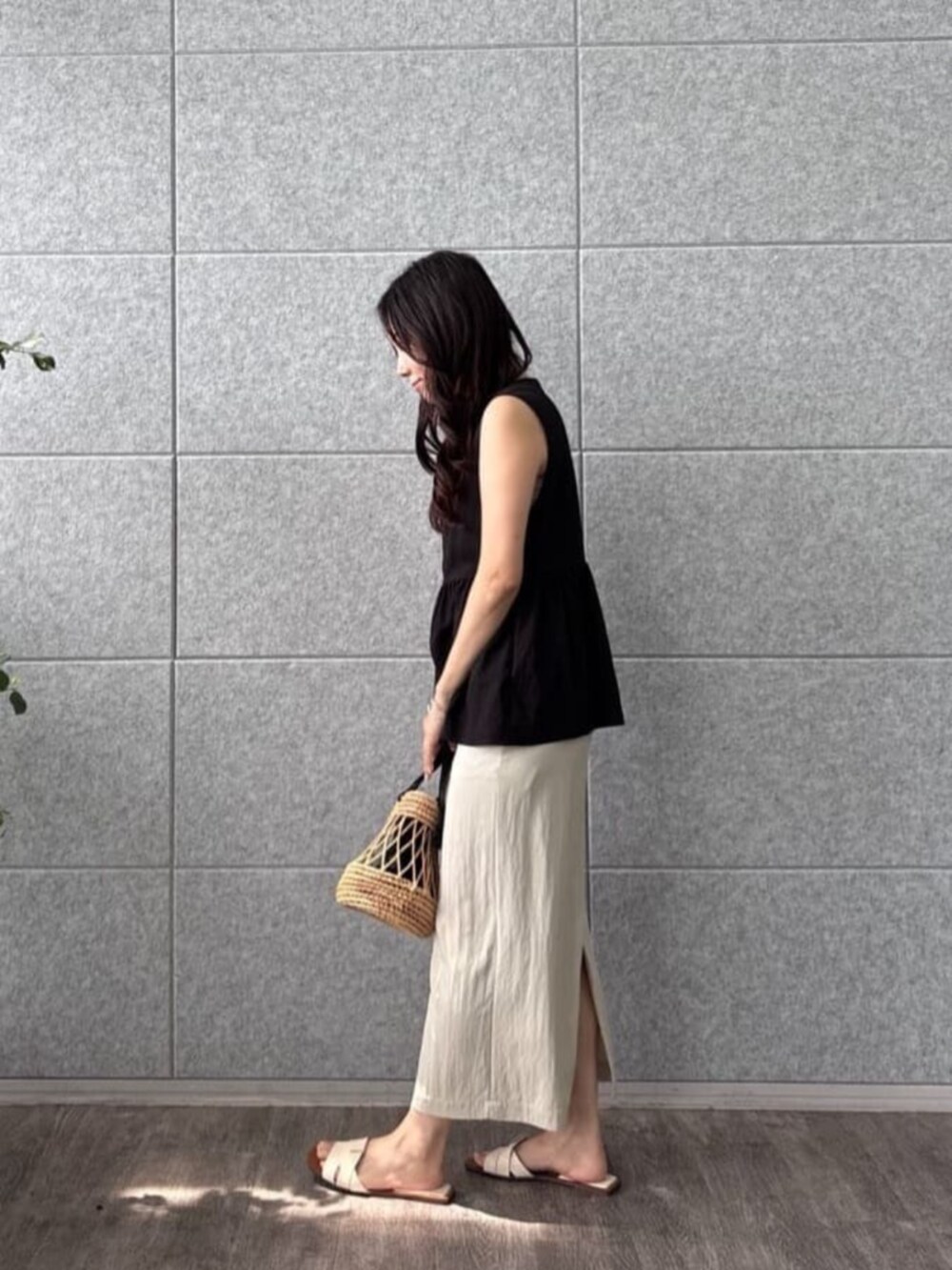 ベージュ系のタンクトップ、ベージュ系のスカート、ブラック系のシャツ/ブラウスを着用したレディースの夏コーディネートの4枚目の写真