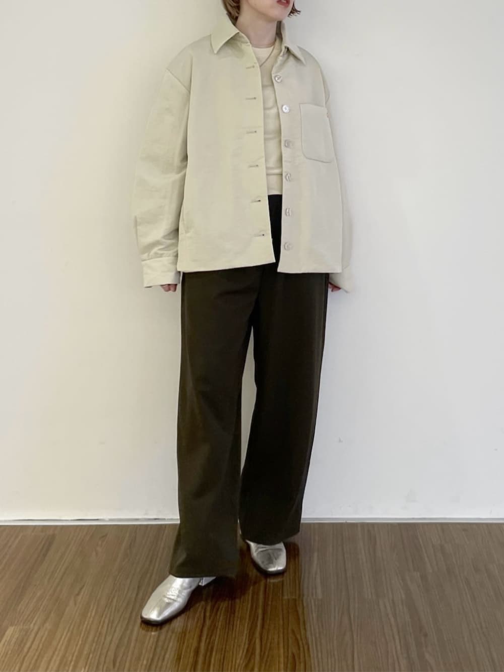 ブラウン系のその他パンツ、ベージュ系のブルゾン、ホワイト系のニット/セーターを着用したレディースの秋コーディネートの5枚目の写真