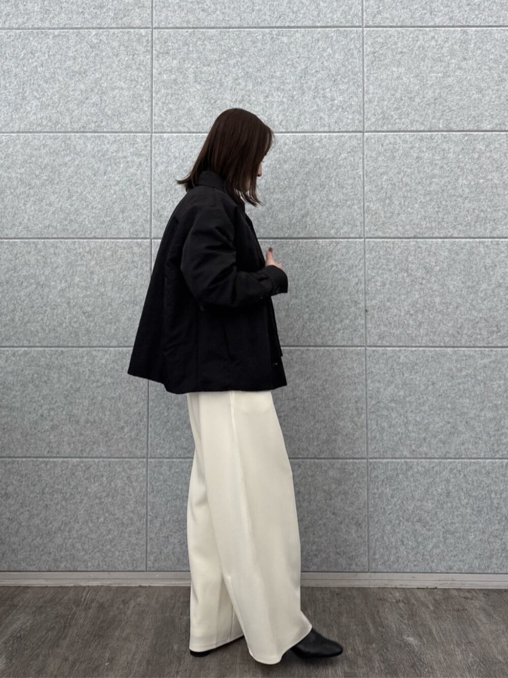 ホワイト系のその他パンツ、グレー系のニット/セーター、ブラック系のブルゾンを着用したレディースの秋コーディネートの3枚目の写真