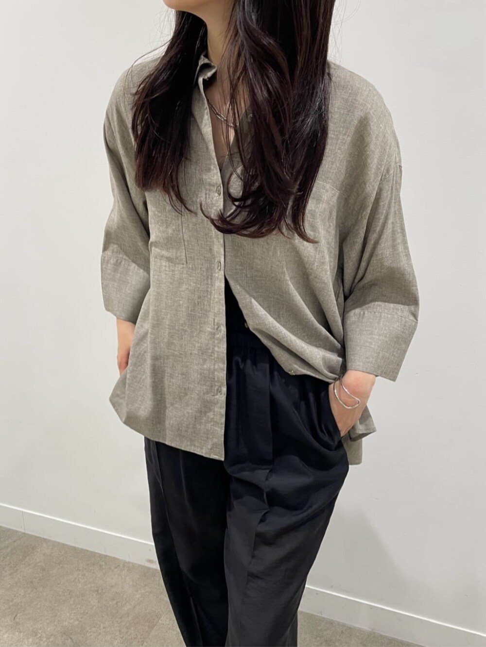 グレー系のシャツ/ブラウス、ブラック系のその他パンツを着用したレディースの春コーディネートの5枚目の写真