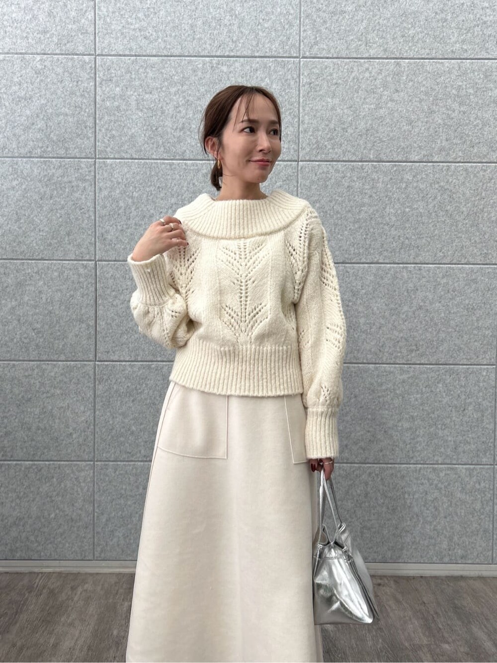 ホワイト系のニット/セーター、ホワイト系のスカートを着用したレディースの冬コーディネートの6枚目の写真