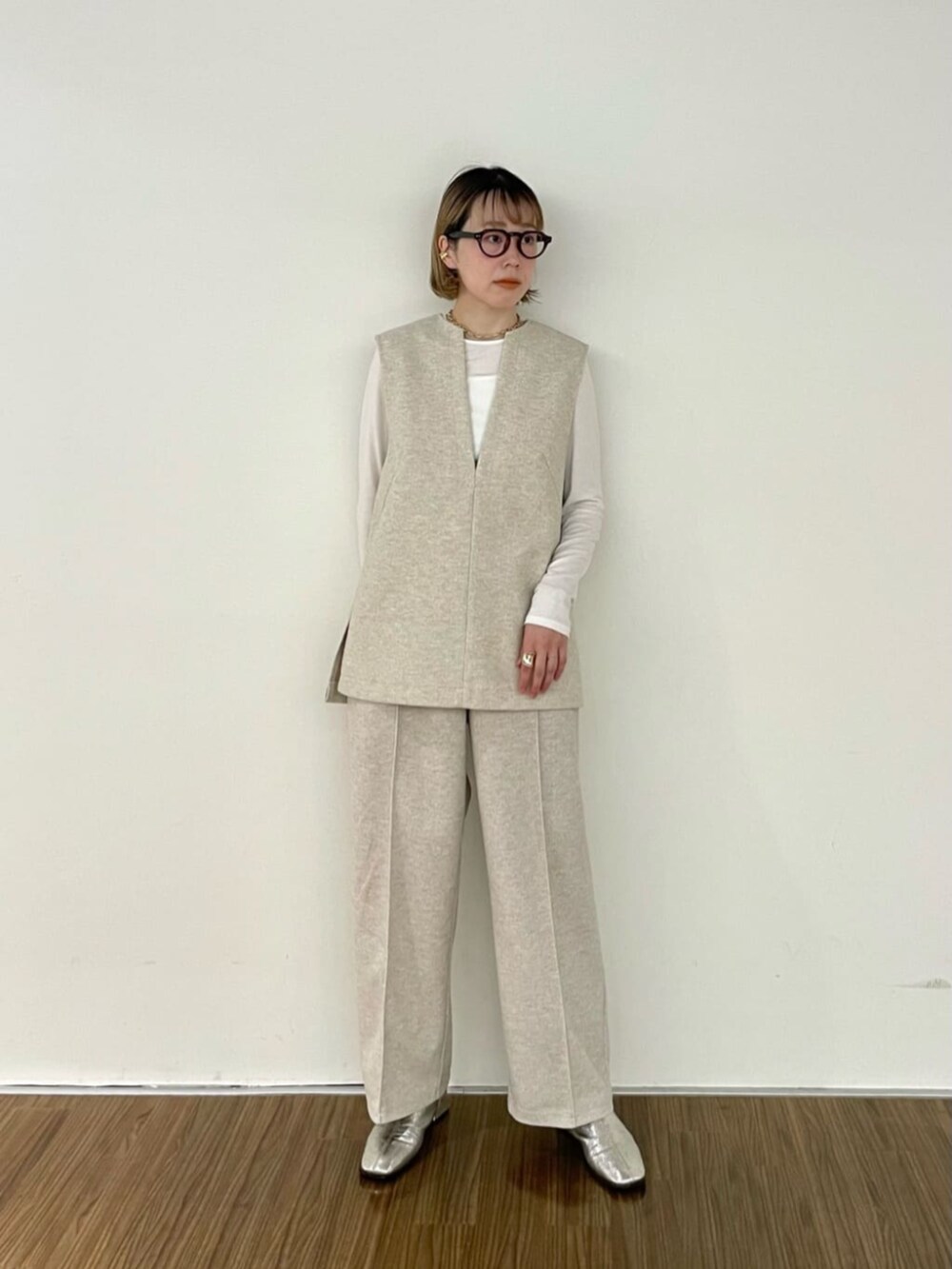 ホワイト系のTシャツ/カットソー、ベージュ系のベスト、ベージュ系のその他パンツを着用したレディースの秋コーディネートの3枚目の写真