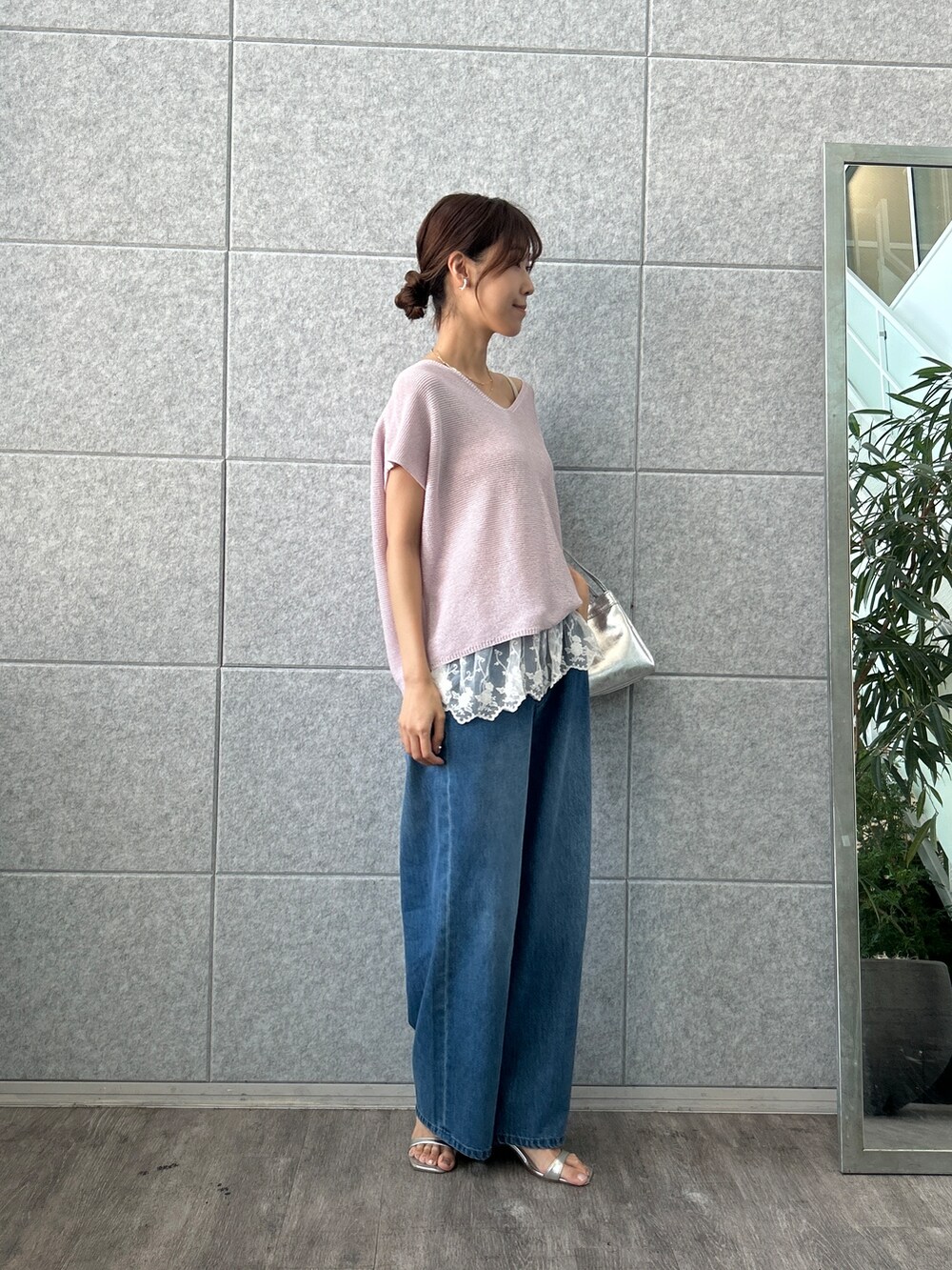 パープル系のニット/セーター、ブルー系のデニムパンツを着用したレディースの夏コーディネートの4枚目の写真