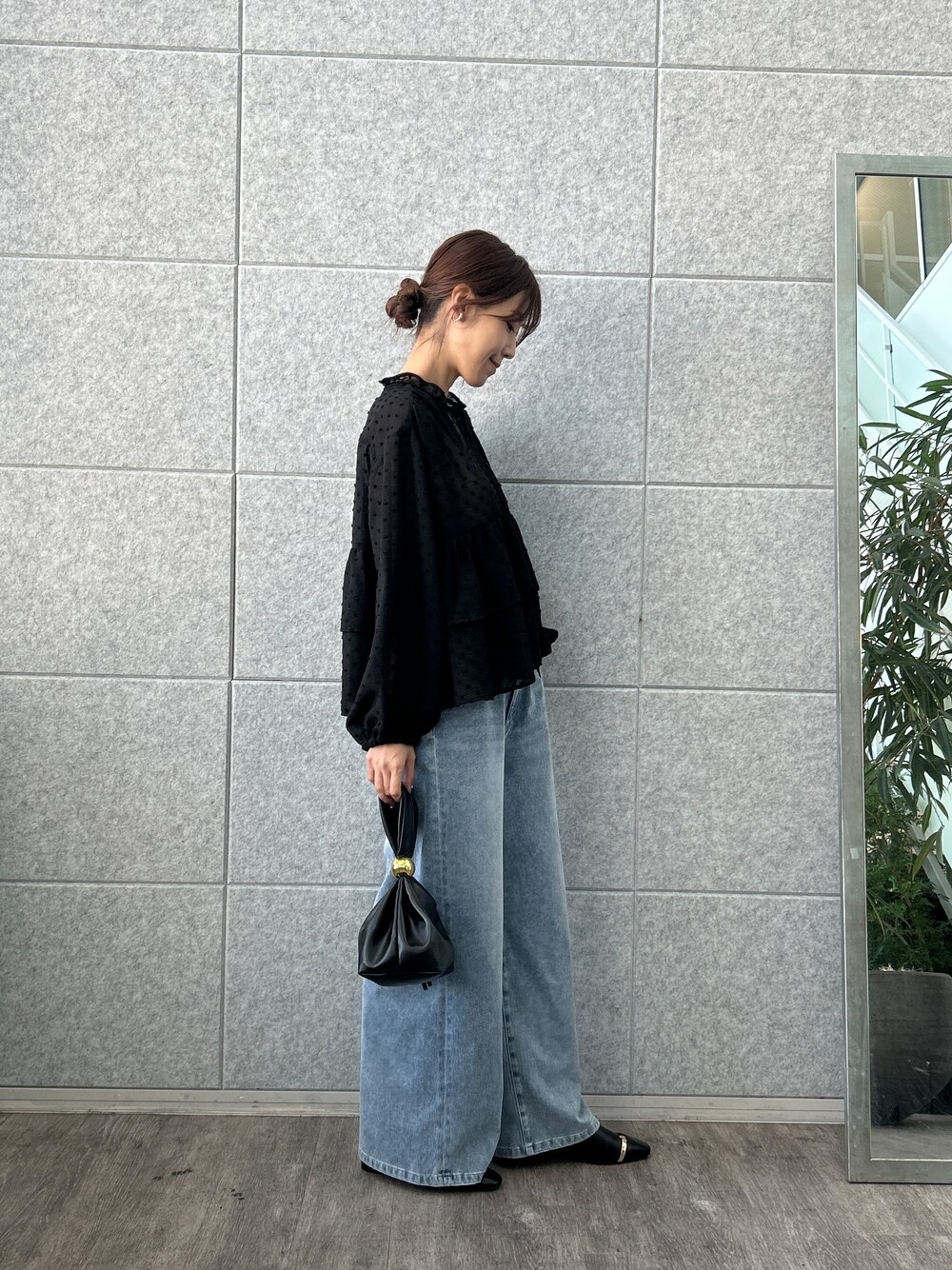 ブラック系のシャツ/ブラウス、ブルー系のデニムパンツを着用したレディースの夏コーディネートの3枚目の写真