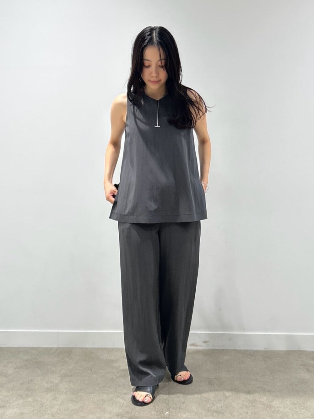グレー系のその他パンツ、グレー系のシャツ/ブラウスを着用したレディースの春コーディネートの2枚目の写真