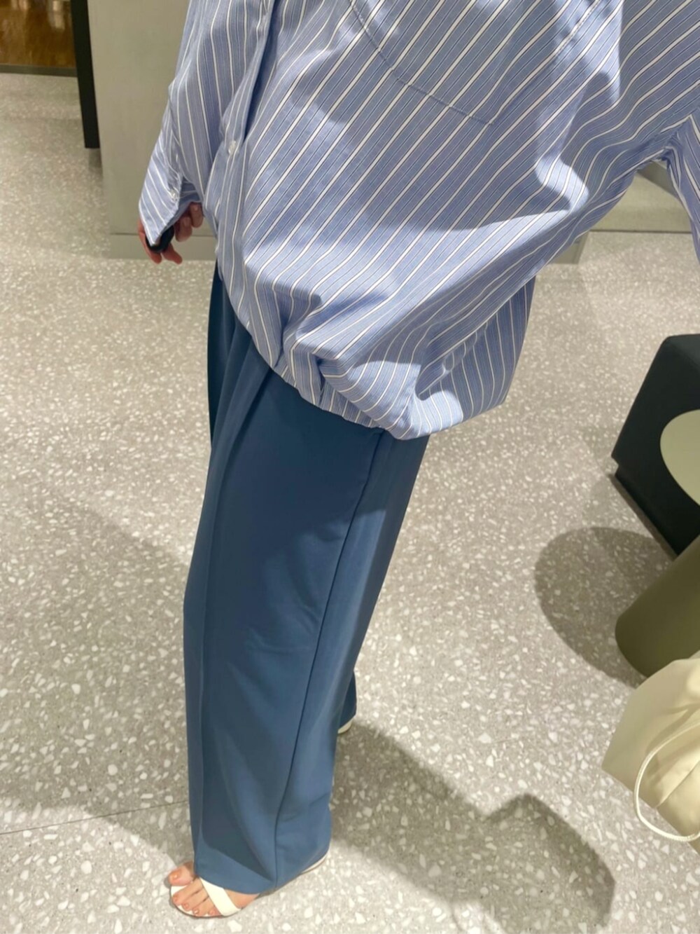 ブルー系のその他パンツ、ブルー系のシャツ/ブラウスを着用したレディースの秋コーディネートの6枚目の写真